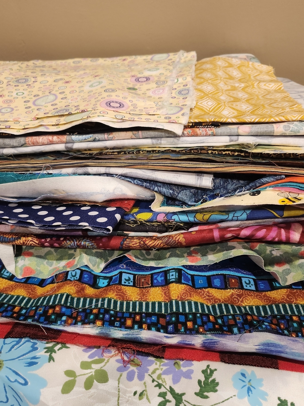 ONE Fabric Fat Quarter 18x21 (choose from pile) - Picture 3 of 14